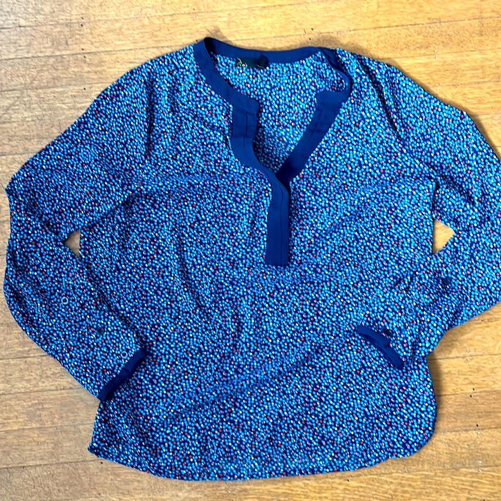 Beautiful flattering blouse, notches at waist, placket in front, Noir. Medium
